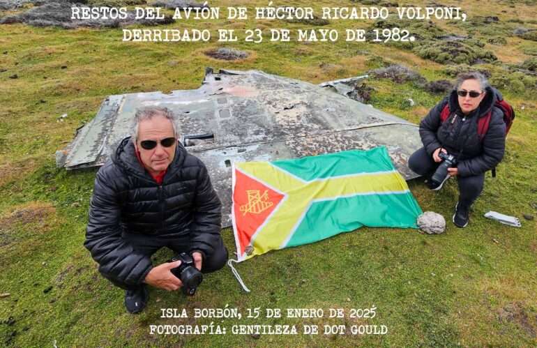 Rosana Greco y Carlos Molfese junto a los restos del avión de Volponi en Isla Borbón